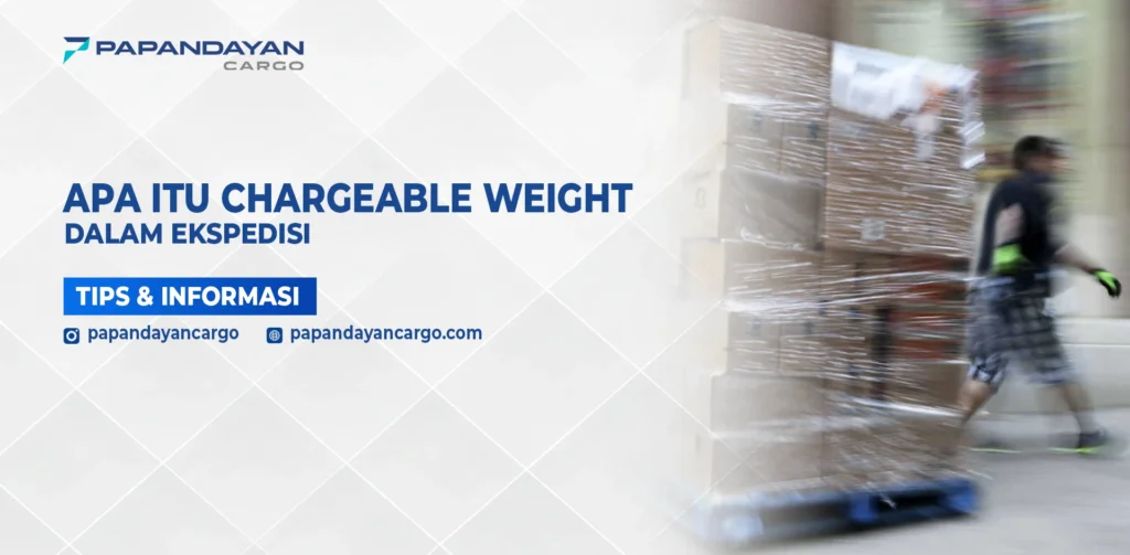 Proses pengepakan barang yang menggambarkan konsep chargeable weight dalam layanan ekspedisi.