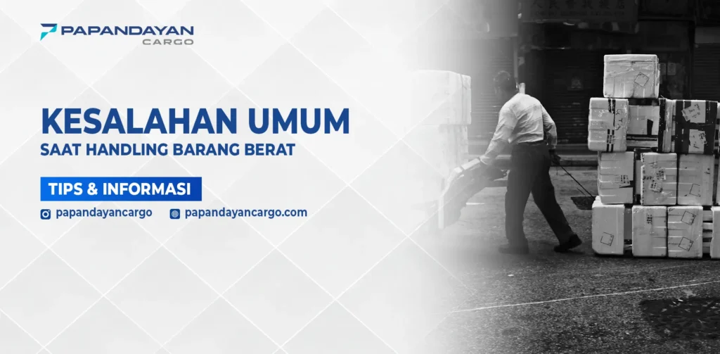 Pekerja melakukan handling barang berat dengan teknik yang kurang tepat sehingga berisiko menimbulkan kerusakan dan kecelakaan kerja.