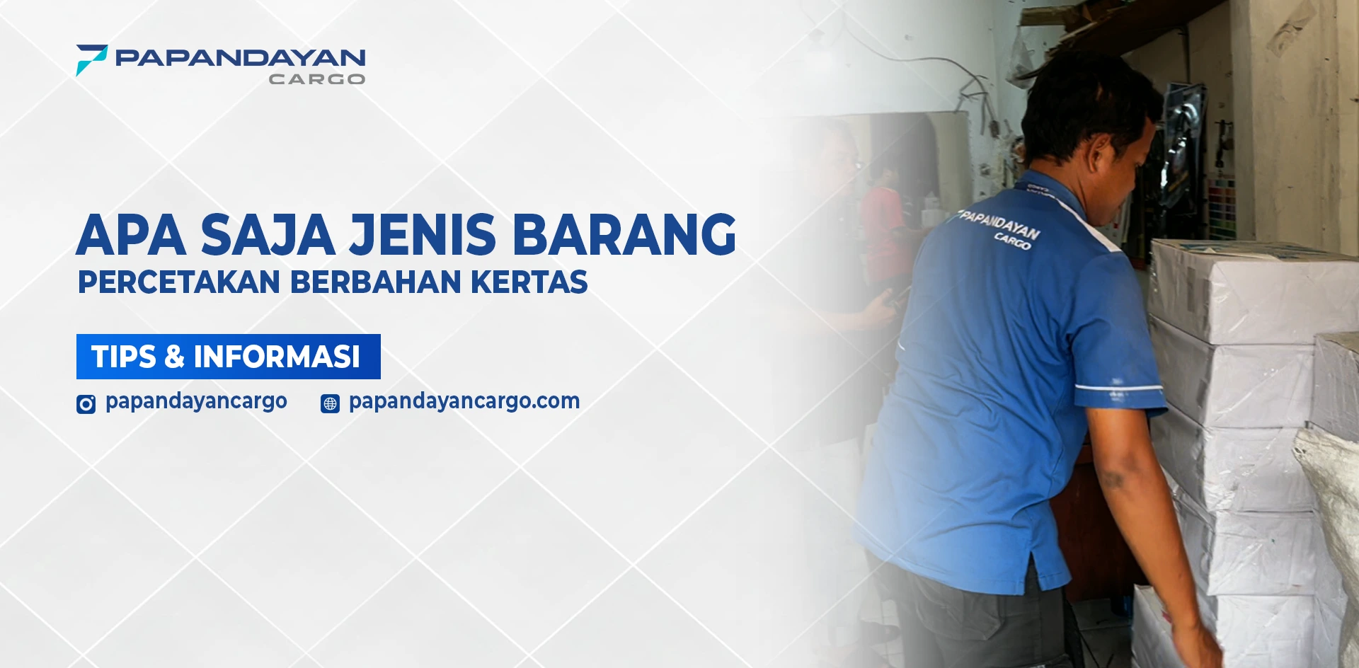 Petugas logistik menangani barang cetak kertas berupa paket hasil percetakan yang dikemas rapi untuk proses pengiriman cargo.