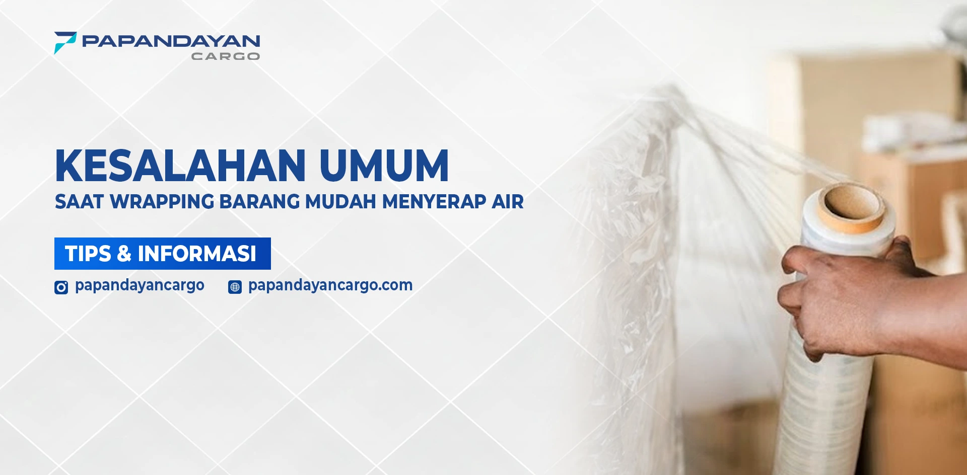 Proses wrapping barang menggunakan plastik pelindung sebagai contoh teknik pengemasan untuk mencegah barang menyerap air saat pengiriman.