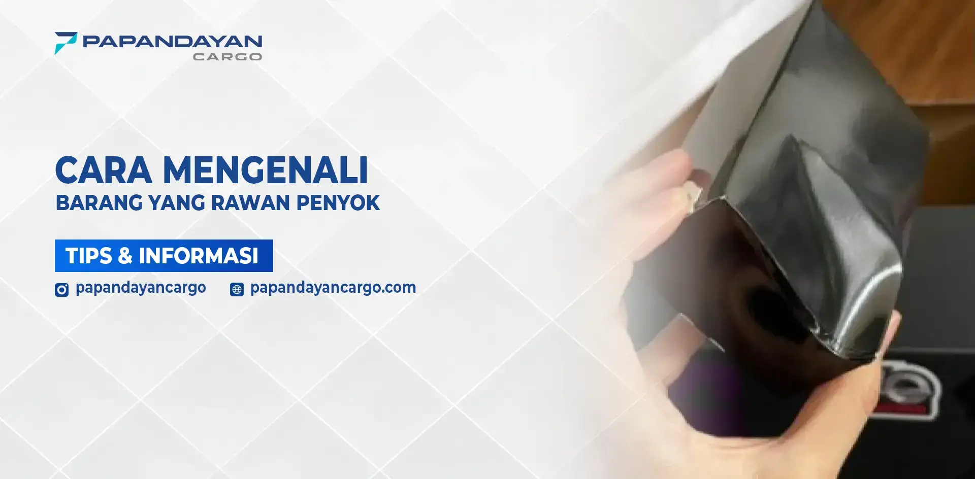 Tangan memegang paket penyok sebagai ilustrasi cara mengenali barang yang rawan penyok sebelum dikirim.