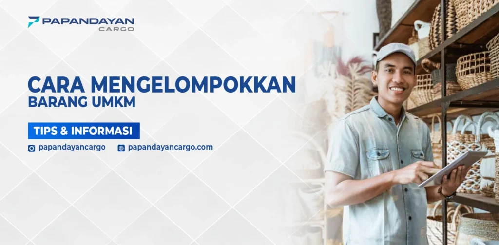 Pelaku UMKM mengelola dan mengelompokkan produk kerajinan di rak penyimpanan sebelum proses pengiriman.