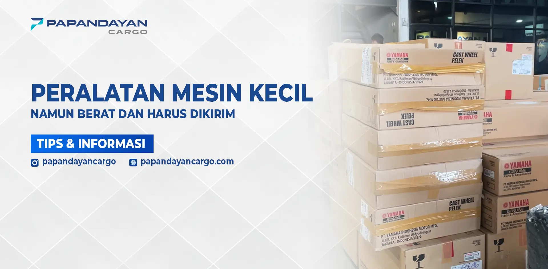 Tumpukan kardus berisi mesin kecil berat yang dikemas rapi untuk pengiriman cargo dengan penanganan khusus muatan padat.