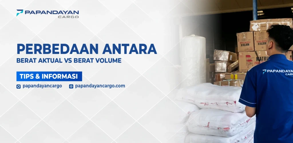 Berat aktual dan berat volume pada pengiriman cargo terlihat dari proses penimbangan barang dan pengukuran dimensi kemasan.