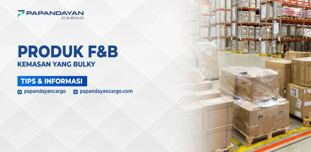 Produk F&B bulky dengan kemasan besar tersusun di gudang sebagai contoh barang makanan dan minuman berukuran besar untuk pengiriman cargo.