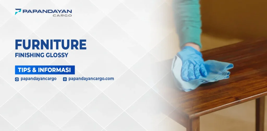 Furnitur kayu dengan finishing glossy yang sedang dibersihkan menggunakan kain dan sarung tangan.