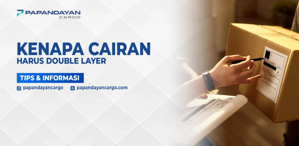 Proses pelabelan paket berisi cairan dengan kemasan double layer untuk mencegah kebocoran saat pengiriman.