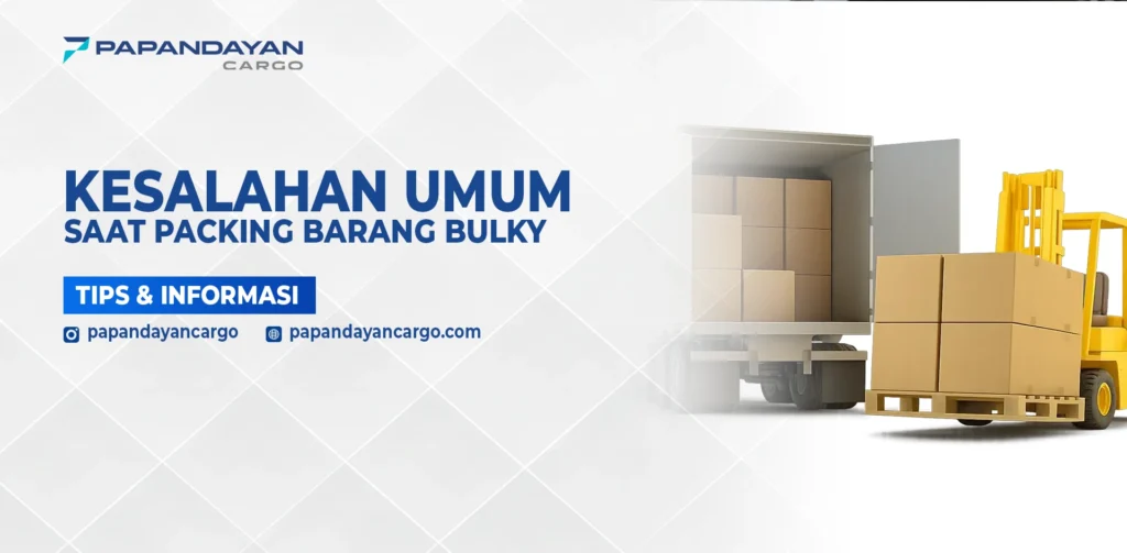 Proses packing barang bulky menggunakan pallet dan forklift untuk menjaga stabilitas dan keamanan muatan selama pengiriman cargo.