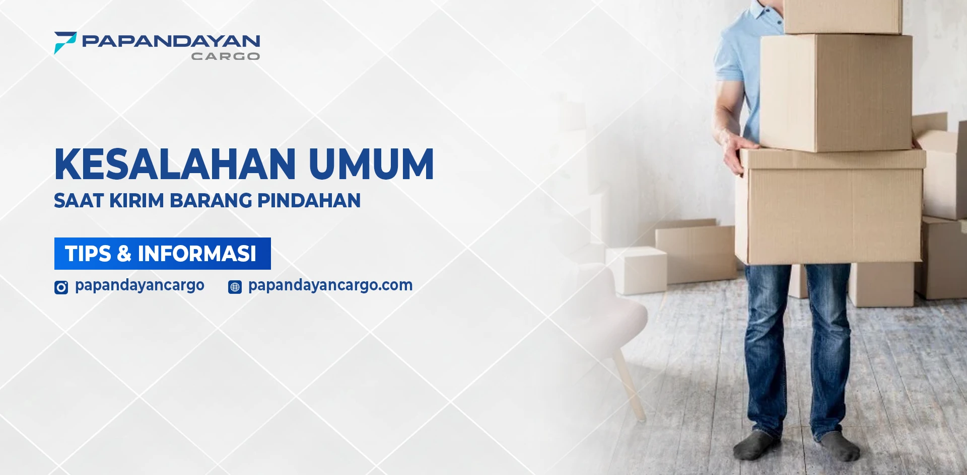 Aktivitas mengangkat dan mengemas kardus barang pindahan yang sering mengalami kesalahan saat pengiriman.