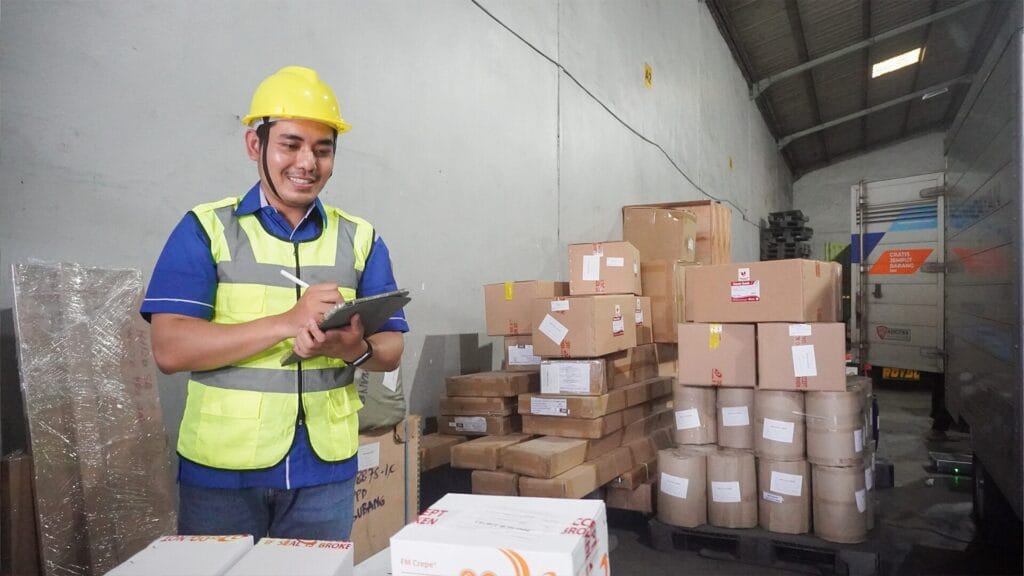 Petugas Papandayan Cargo mencatat barang sebagai bagian dari dokumentasi pengiriman & reporting harian papandayan cargo.