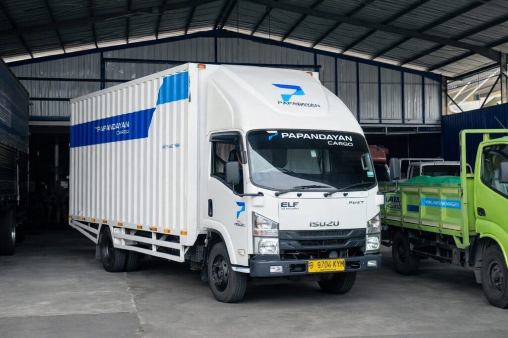 Truk box Papandayan Cargo siap beroperasi di gudang sebagai layanan ekspedisi darat papandayan cargo untuk pengiriman bisnis antar kota.