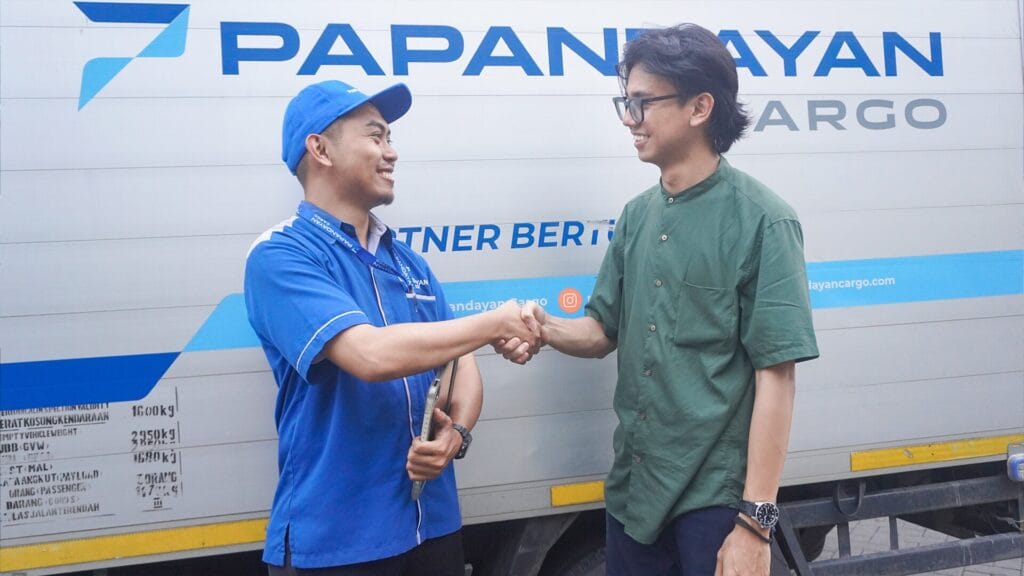 Tim Papandayan Cargo menjemput barang pelanggan sebagai bagian dari layanan gratis penjemputan barang papandayan cargo.