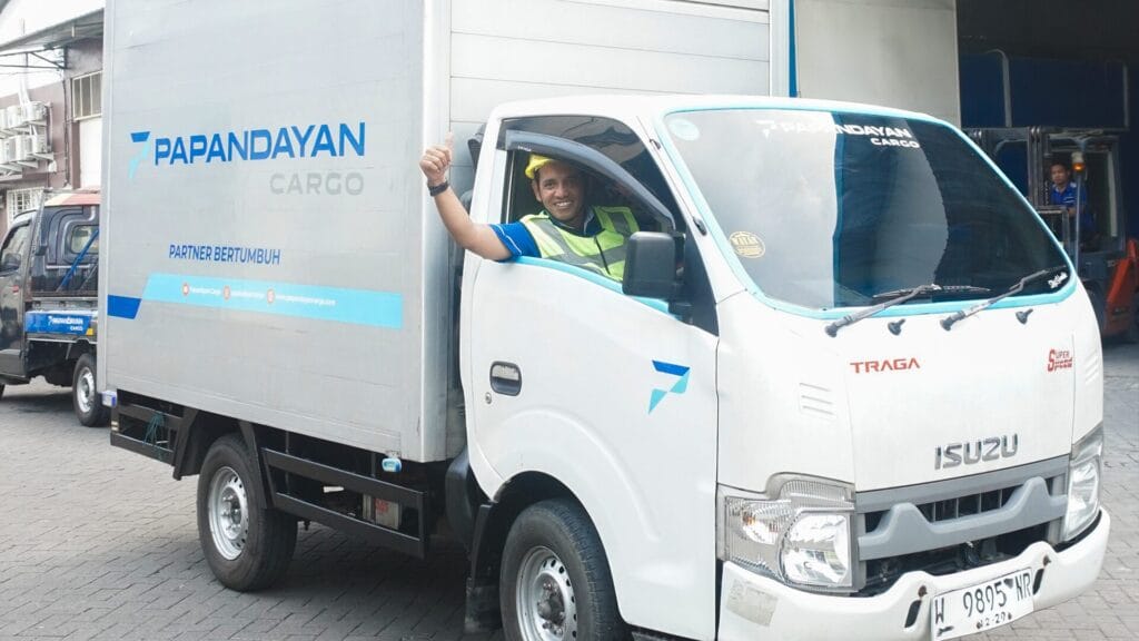 Driver Papandayan Cargo mengemudikan armada sebagai layanan sewa truk papandayan cargo untuk kebutuhan distribusi bisnis.