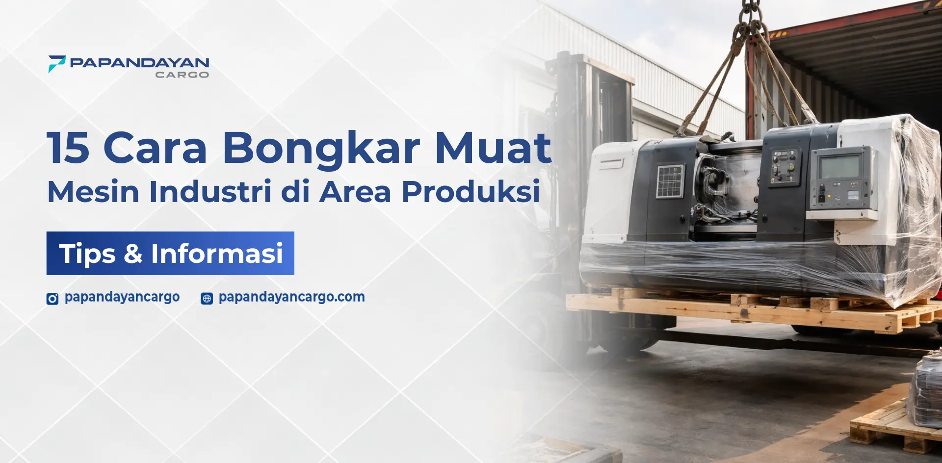 Bongkar muat mesin industri menggunakan forklift dan crane untuk memindahkan mesin berat dengan aman di area produksi.