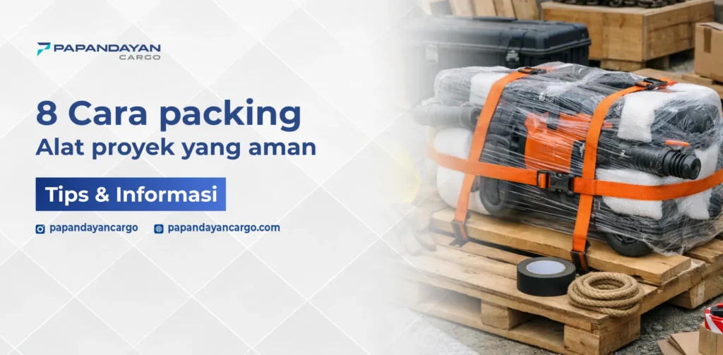 Ilustrasi cara packing alat proyek aman dengan wrapping pelindung, pengikatan kuat, dan penempatan di atas pallet.
