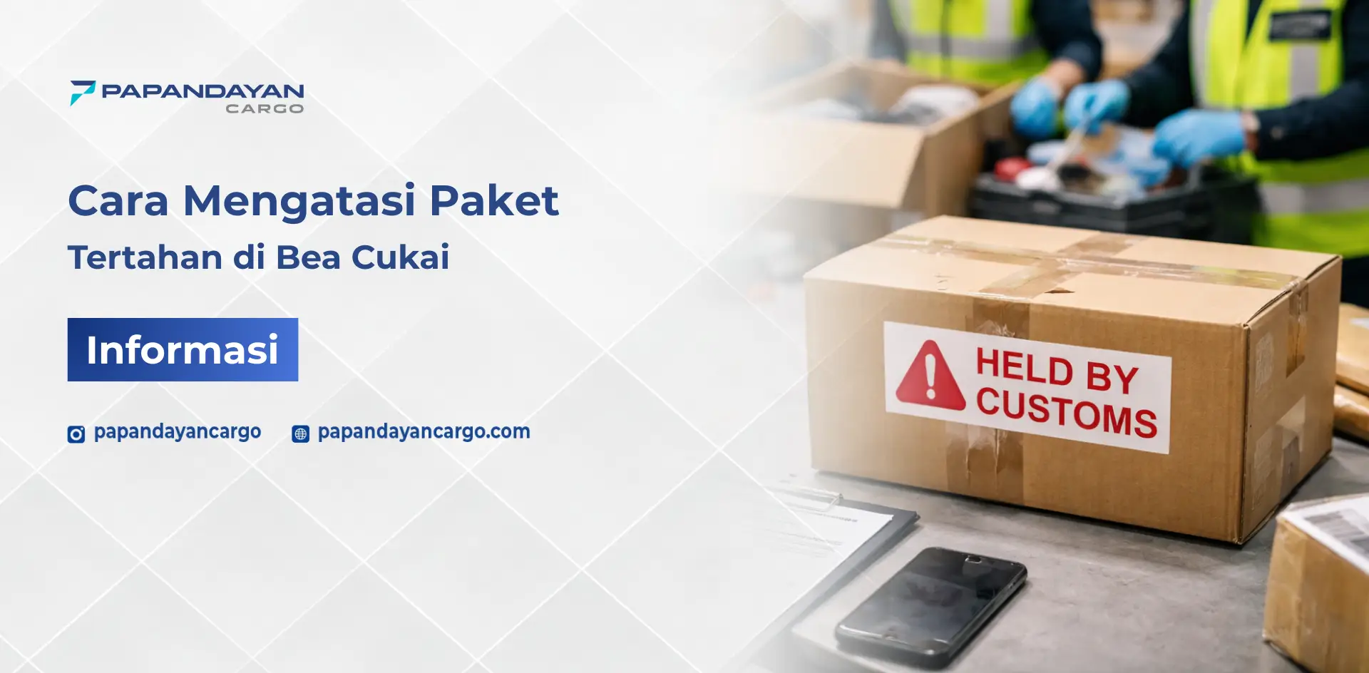 Paket tertahan di bea cukai dengan label pemeriksaan customs pada kotak pengiriman