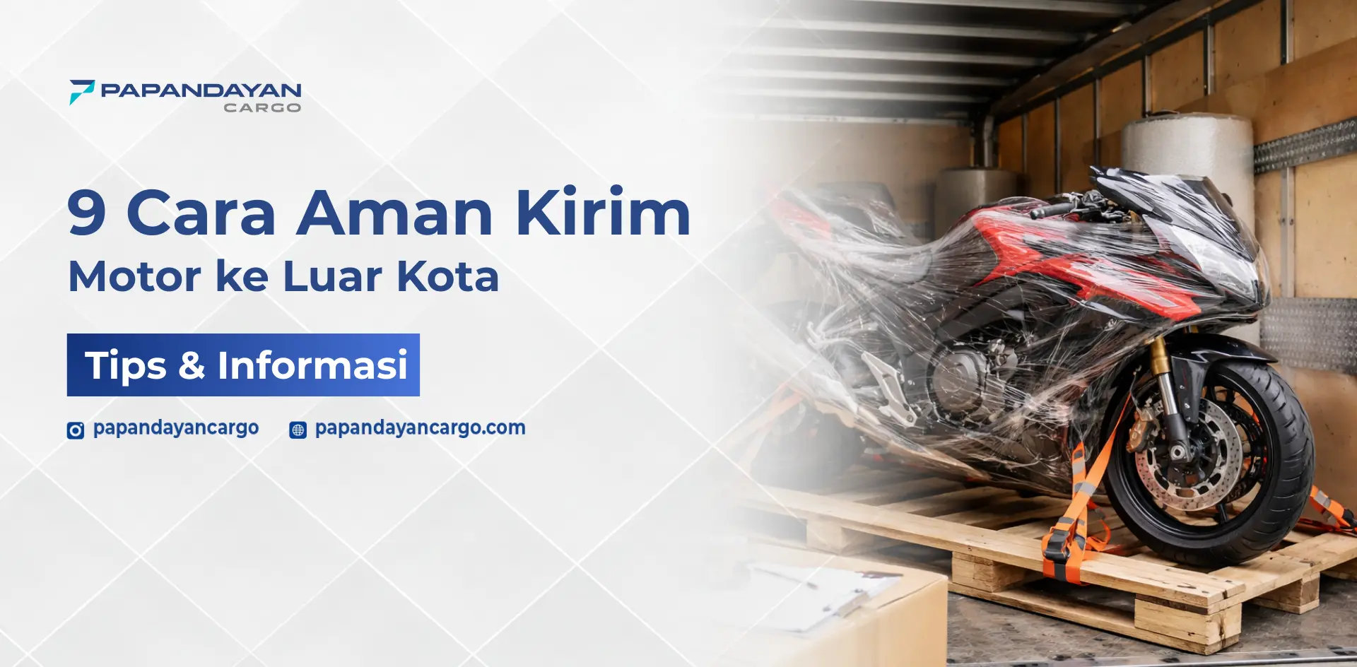 Motor sport dikemas menggunakan wrapping plastik dan diikat aman di atas pallet kayu untuk pengiriman ke luar kota.