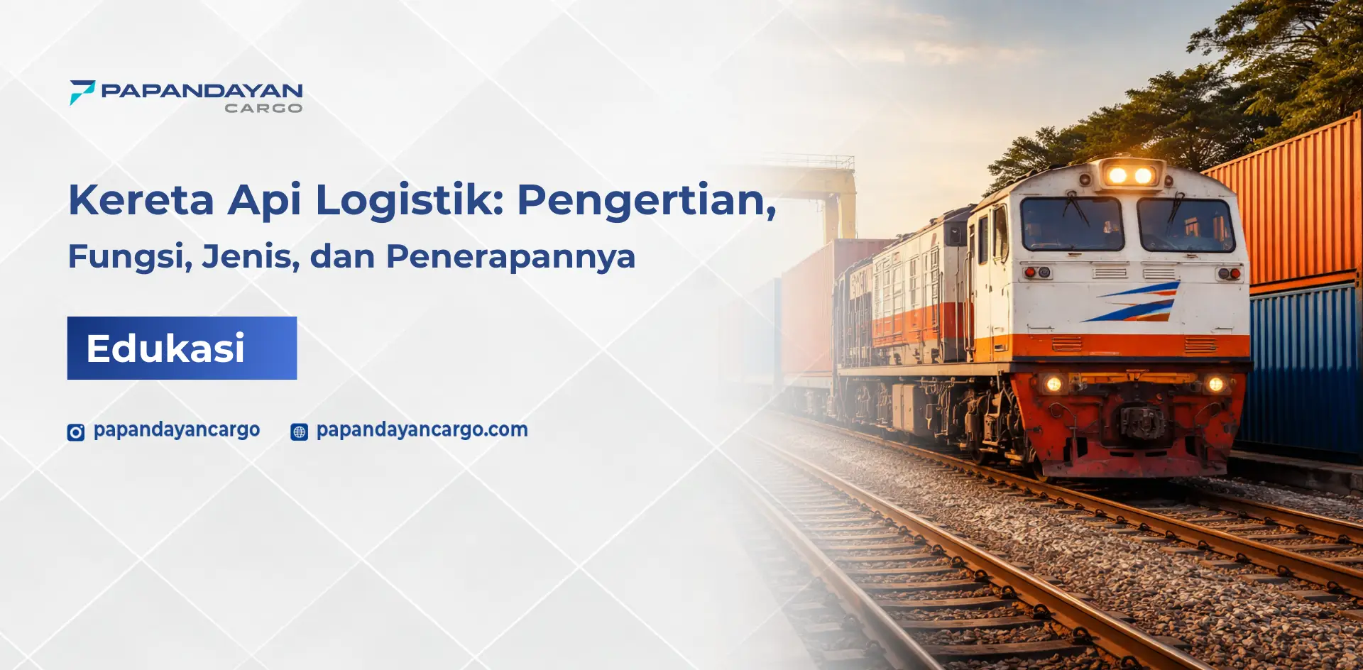 Kereta api logistik mengangkut kontainer barang untuk distribusi dan pengiriman antar wilayah