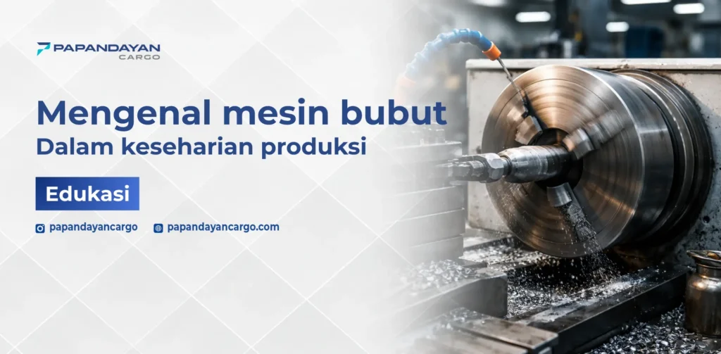 Mesin bubut industri sedang digunakan untuk proses pembentukan komponen logam dalam aktivitas produksi manufaktur.