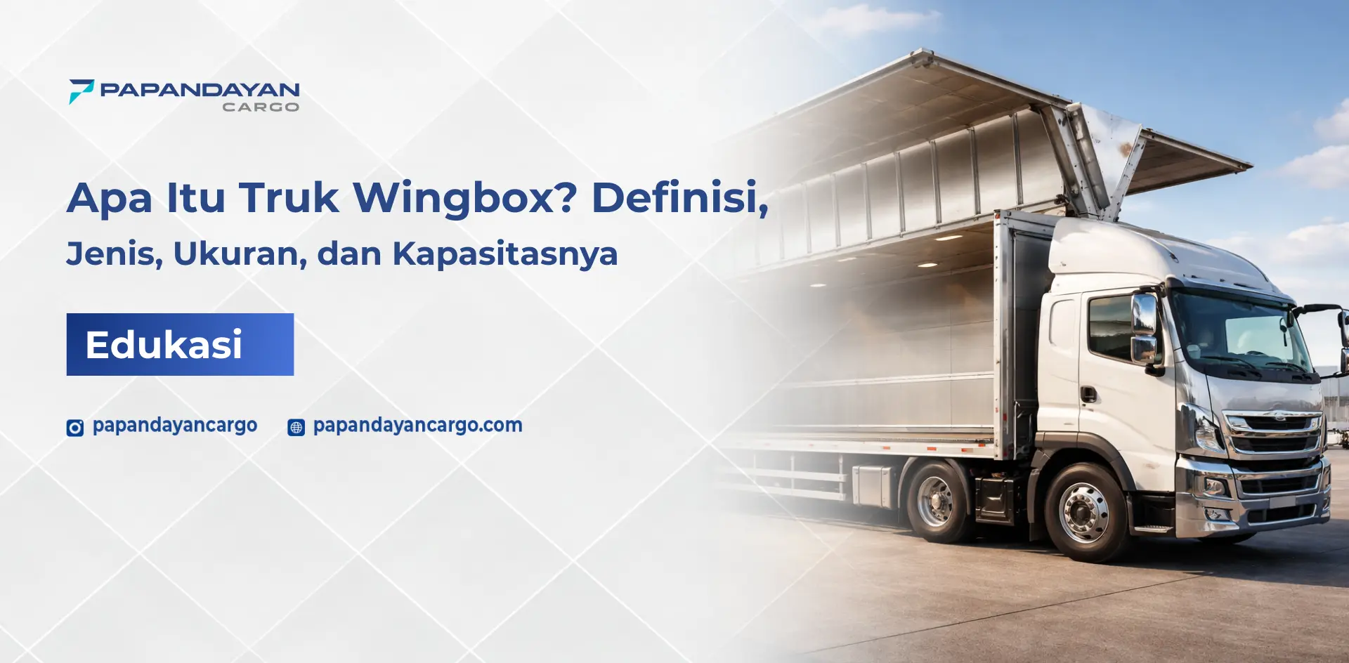 Truk wingbox dengan pintu samping terbuka untuk memudahkan proses bongkar muat barang di area distribusi