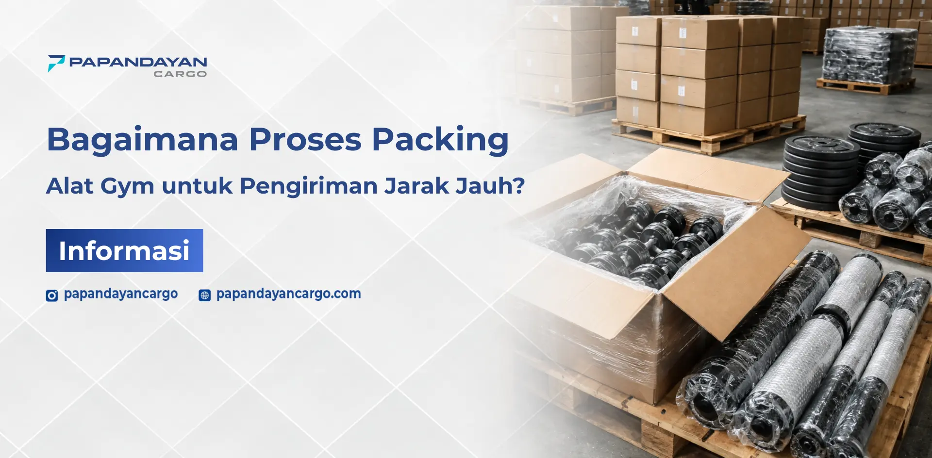 Proses packing alat gym untuk pengiriman jarak jauh dengan pembungkusan plastik dan penyusunan di atas pallet
