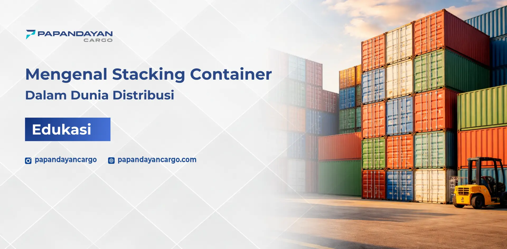 Tumpukan container di area pelabuhan yang menunjukkan proses stacking container dalam sistem logistik distribusi