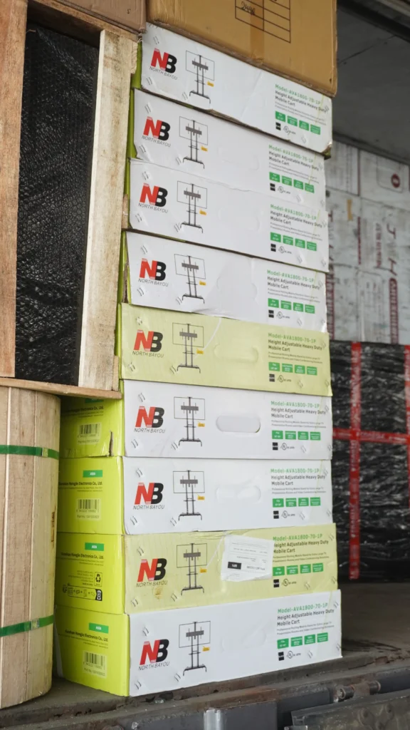 Barang elektronik disiapkan sebelum dikirim melalui jasa cargo