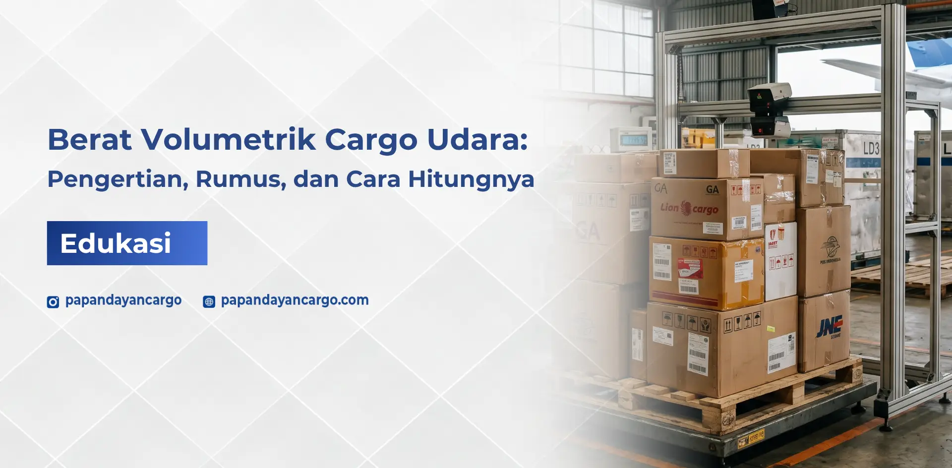 Berat volumetrik cargo udara dan cara menghitungnya untuk menentukan biaya pengiriman berdasarkan dimensi barang.
