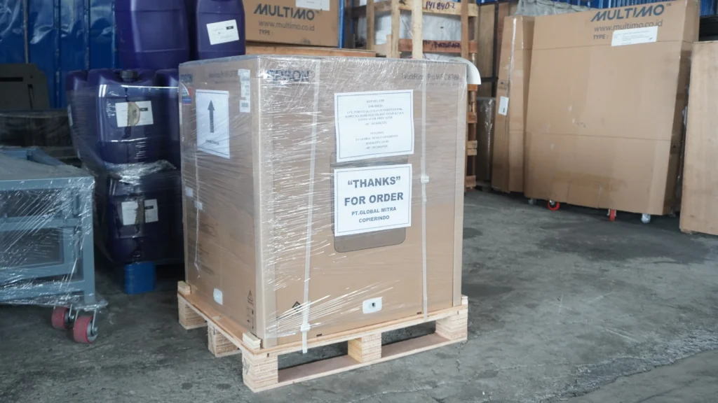 Packing barang elektronik dengan pelindung tambahan sebelum pengiriman