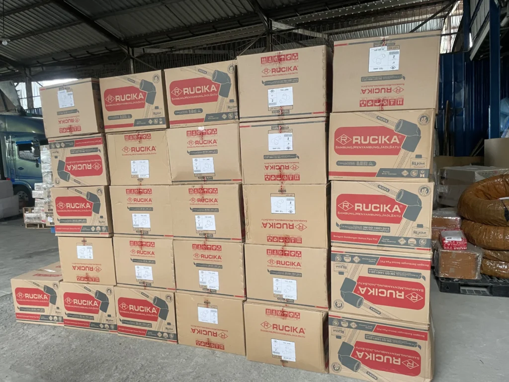 Packing barang disesuaikan dengan jenis barang untuk membantu menjaga keamanan muatan sebelum proses pengiriman
