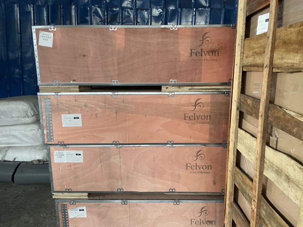 Pelabelan per koli pada barang cargo Papandayan Cargo untuk membantu identifikasi data kiriman dan tujuan pengiriman
