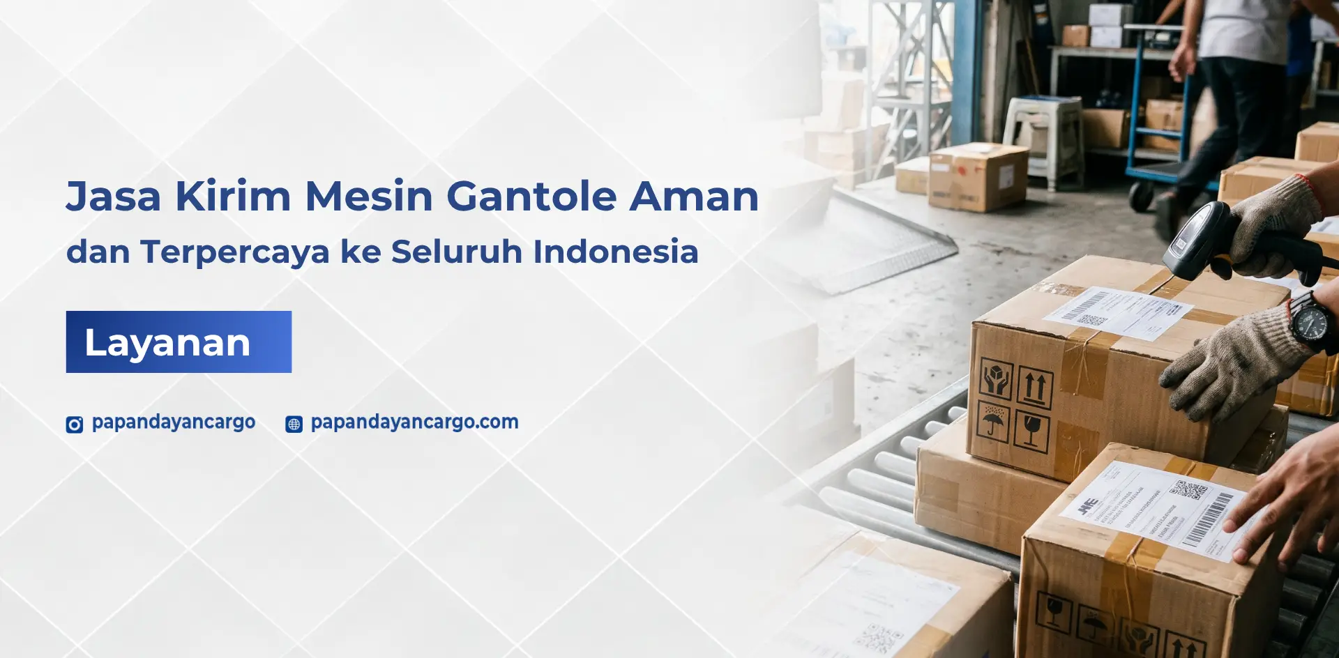 Proses jasa kirim mesin gantole dengan aktivitas scanning dan distribusi barang di area gudang logistik untuk pengiriman antar kota dan antar pulau