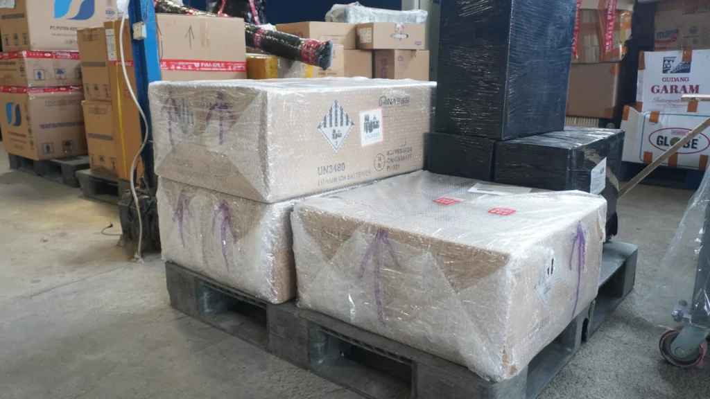 Kemas barang sesuai jenisnya dengan memisahkan paket berdasarkan karakter barang, lalu membungkusnya rapi dan aman sebelum dikirim