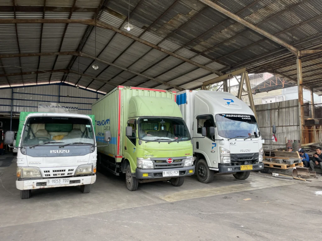 Pemilihan moda pengiriman perlu disesuaikan dengan prioritas barang, mulai dari waktu tiba, biaya, rute, hingga kebutuhan handling.