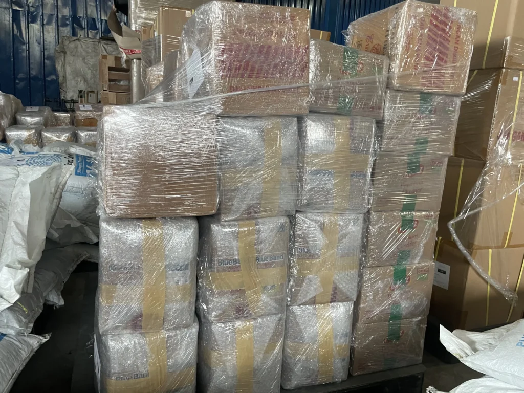 Packing bubble wrap membantu memberi perlindungan tambahan pada barang yang rentan benturan selama proses handling dan pengiriman cargo.
