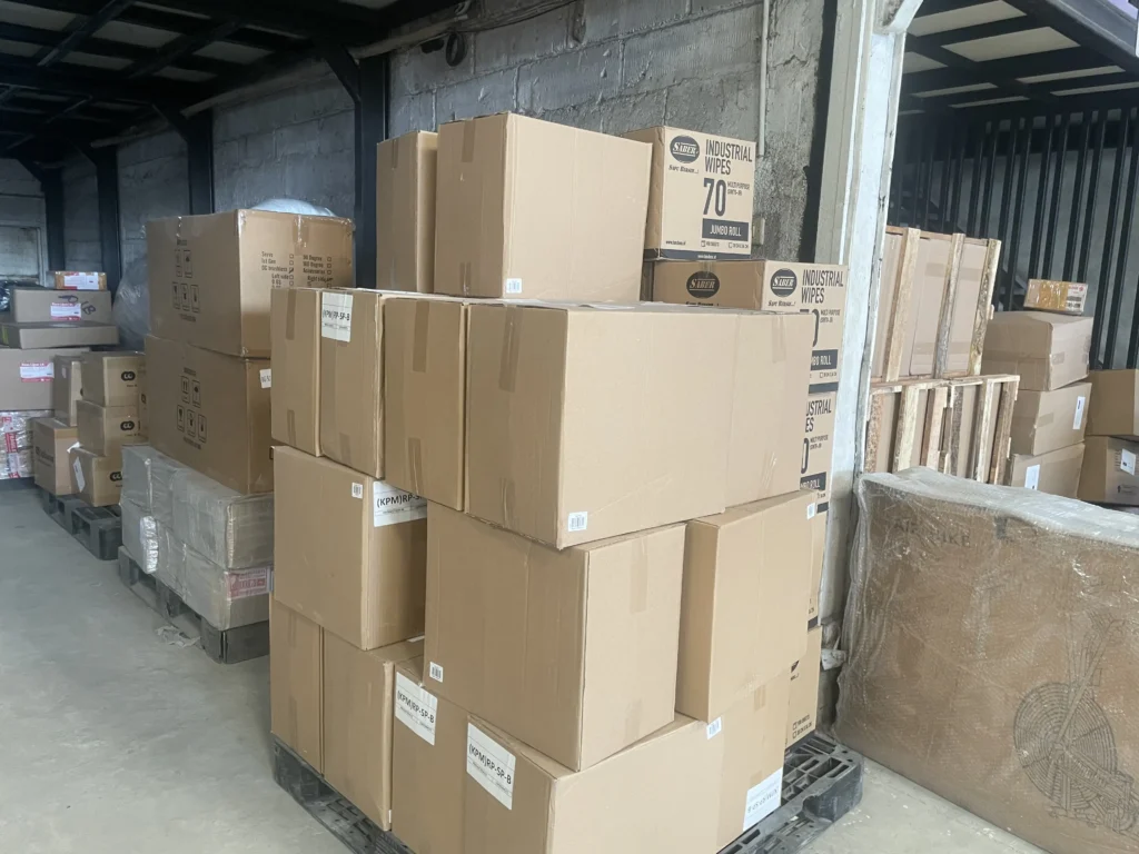 Packing kardus membantu menyatukan dan melindungi barang agar lebih rapi serta siap melalui proses handling dan pengiriman cargo.