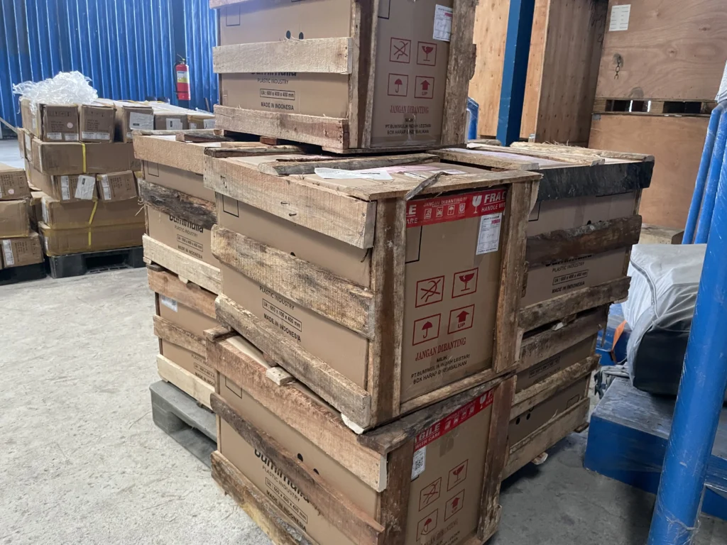 Packing kayu membantu memberi perlindungan tambahan pada barang rentan benturan agar lebih siap melalui proses handling dan pengiriman cargo.
