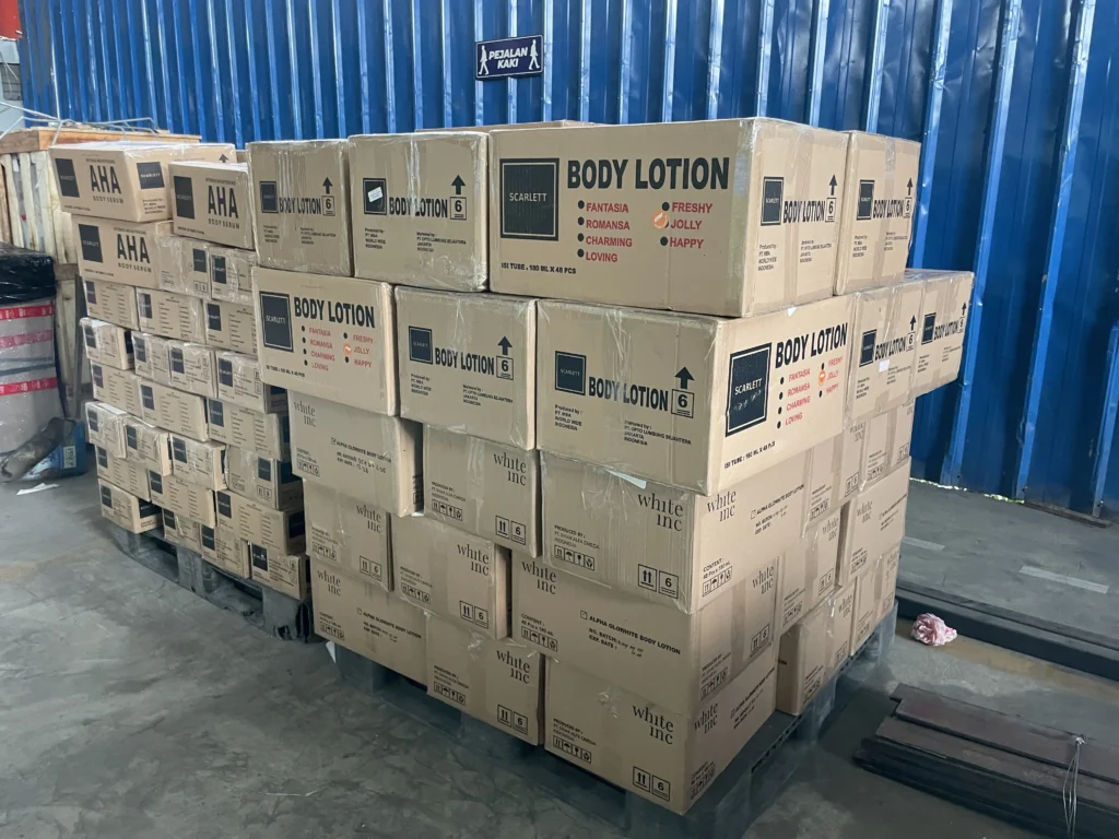 Produk skincare dalam kemasan dus siap kirim untuk kebutuhan distribusi brand kecantikan, reseller, dan toko kosmetik