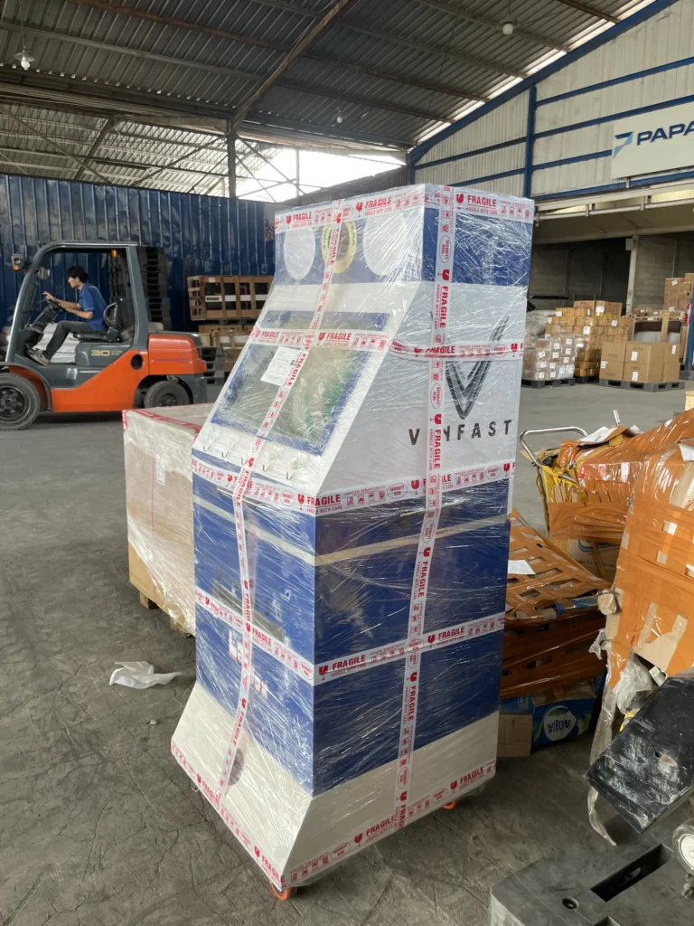 Pemeriksaan barang cargo berukuran besar yang sudah dipacking plastik dan lakban fragile di gudang Papandayan Cargo