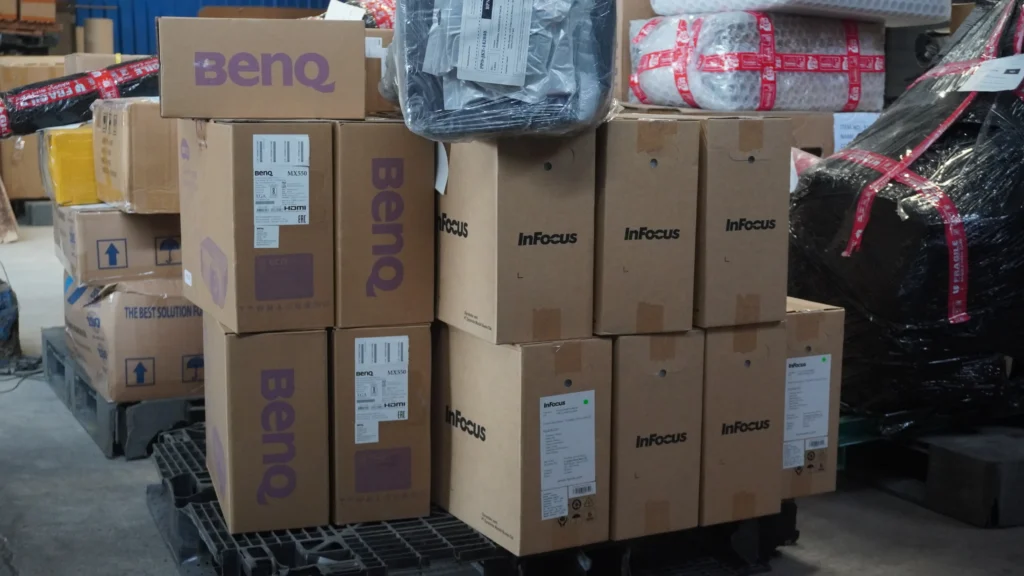 Peralatan elektronik dalam kardus yang disusun di gudang untuk kebutuhan pengiriman barang bisnis dan distribusi