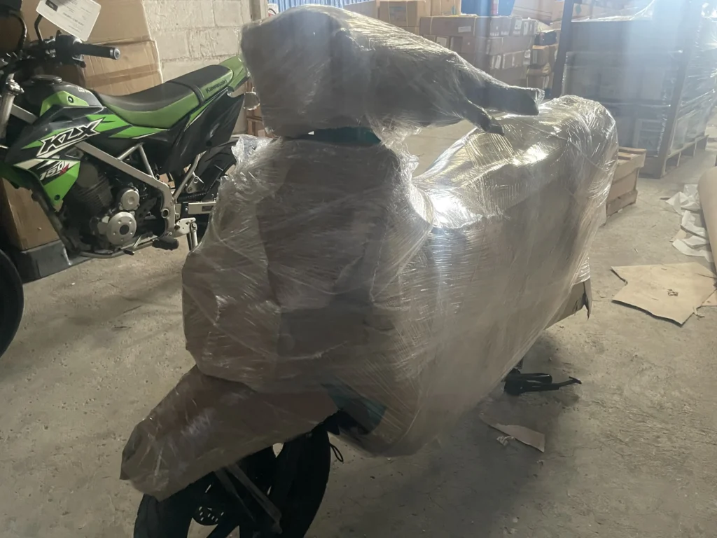 Packing motor untuk pengiriman jarak jauh dengan perlindungan wrapping agar unit lebih aman selama proses angkut