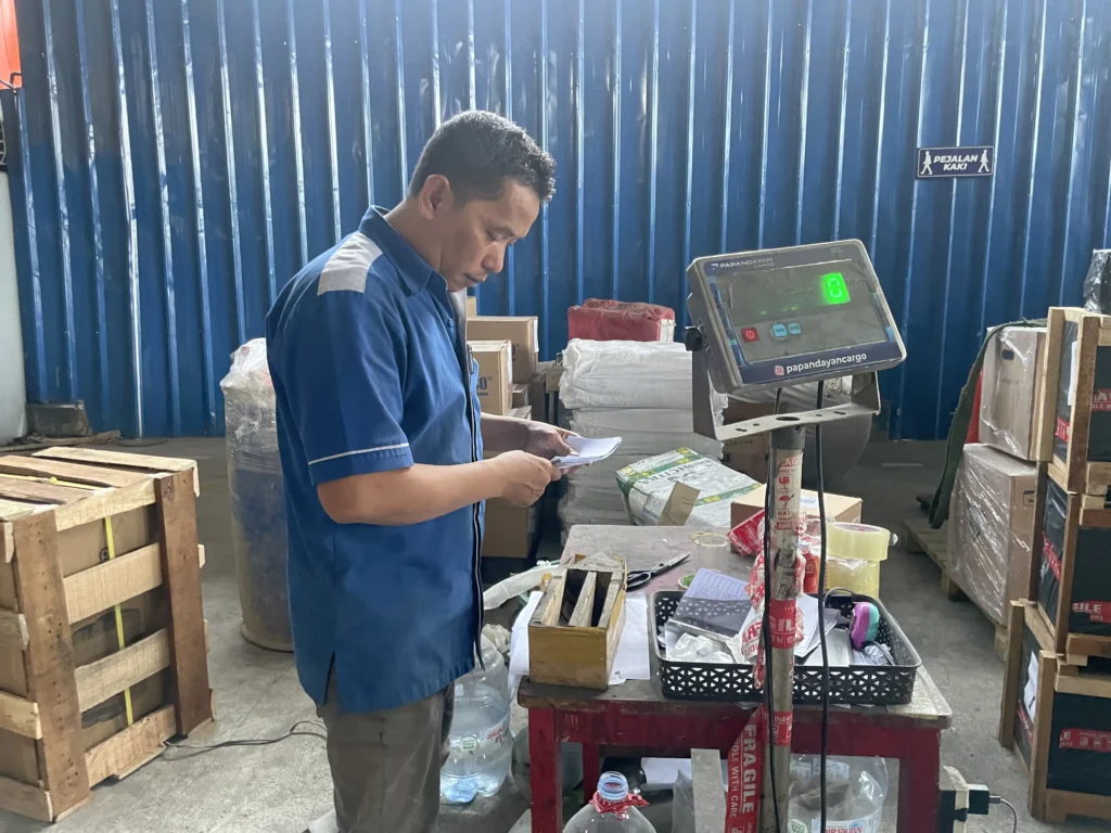 Pemeriksaan motor sebelum pengiriman untuk memastikan kondisi unit, data barang, dan proses administrasi tercatat dengan jelas