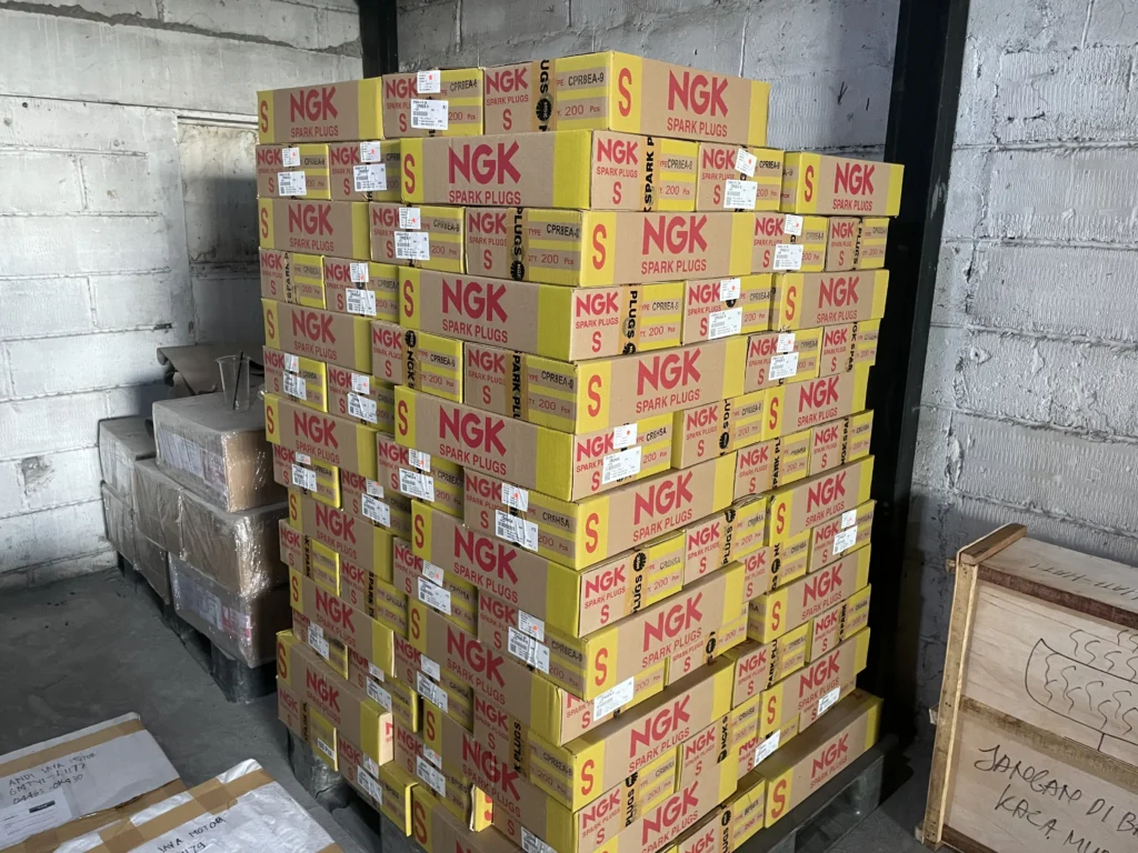Sparepart otomotif dalam kardus yang disusun di gudang untuk kebutuhan pengiriman barang bisnis dan distribusi suku cadang