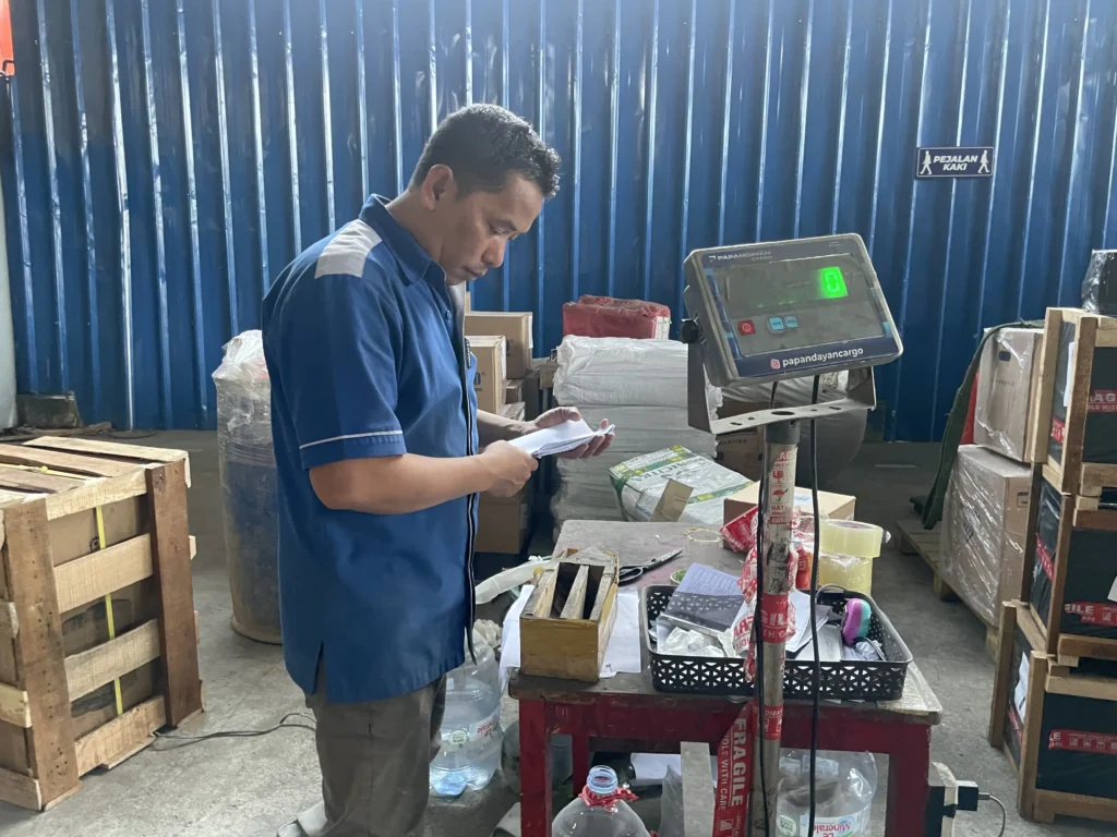 Pengecekan data barang oleh tim Papandayan Cargo untuk memastikan berat, jumlah koli, dan informasi kiriman sebelum diproses