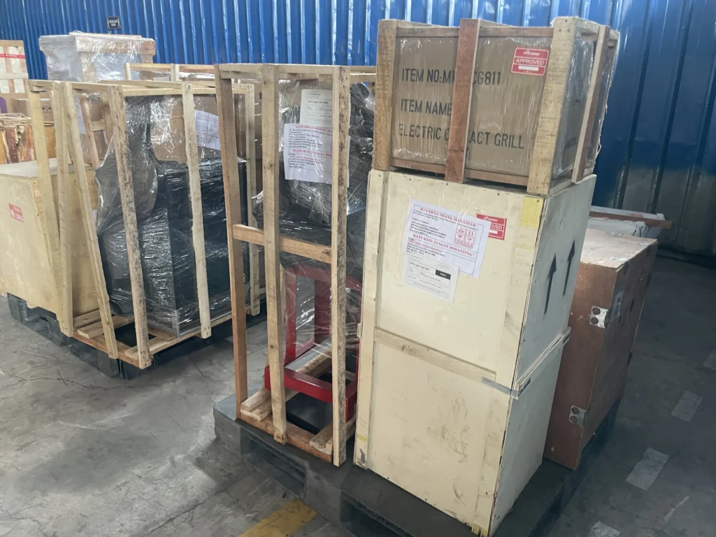 Bukti proses pengiriman cargo dengan barang dalam packing kayu dan plastik wrapping yang sudah diberi label pengiriman