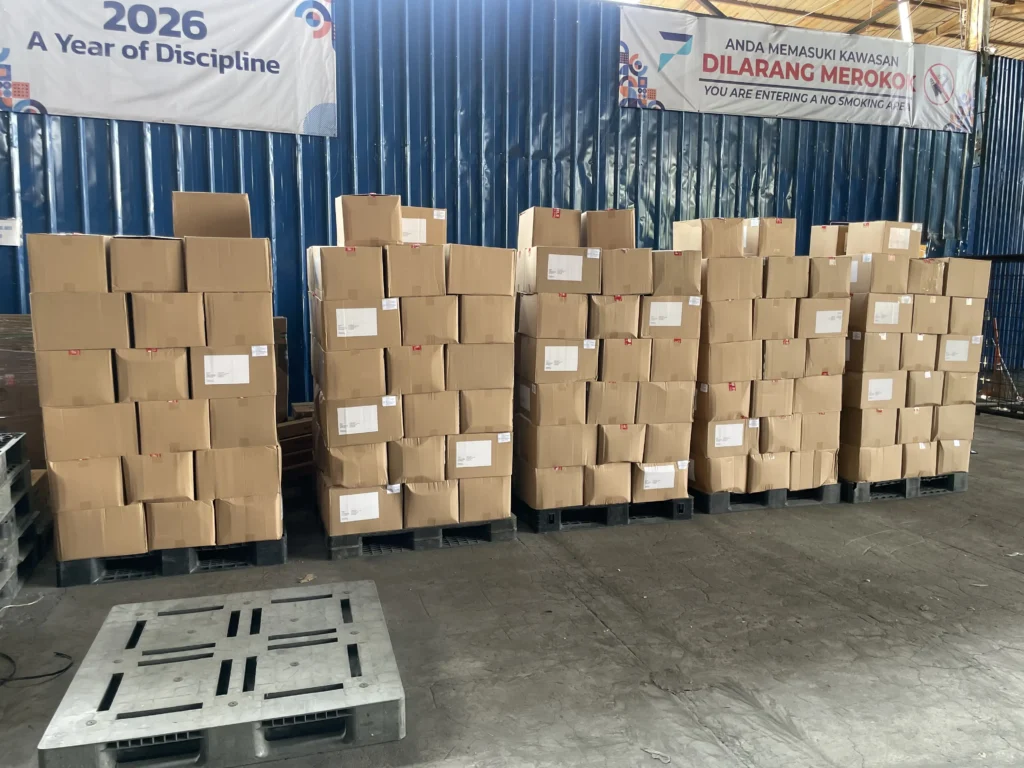 Pemeriksaan label dan jumlah koli sebelum distribusi barang retail antarkota.