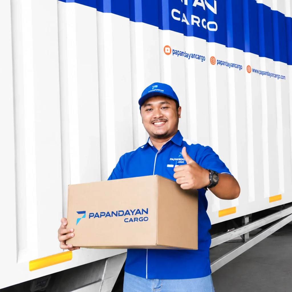 Staff logistik berperan penting dalam memastikan barang diterima, dicek, ditangani, dan diproses sesuai kebutuhan pengiriman.