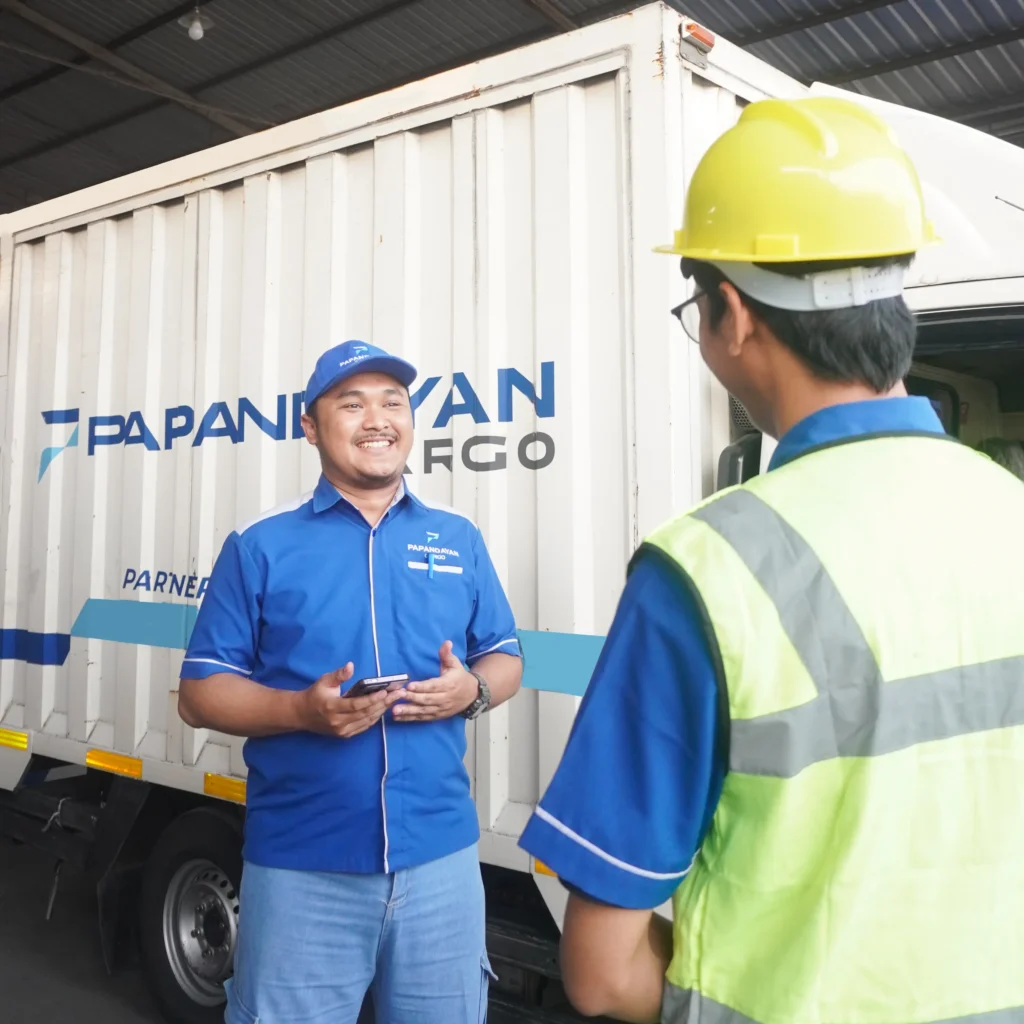 Komunikasi vendor logistik dengan tim Papandayan Cargo untuk memastikan kebutuhan pengiriman dan koordinasi operasional lebih jelas