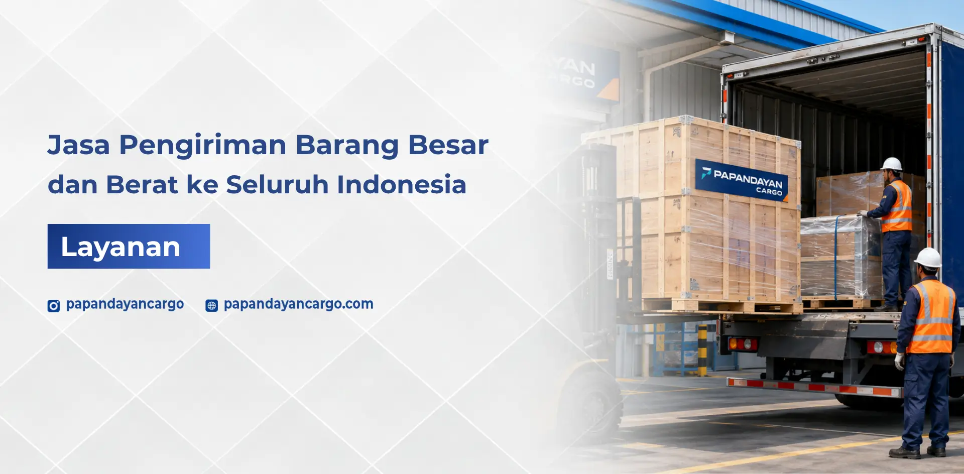 Jasa pengiriman barang besar dan berat Papandayan Cargo dengan proses loading peti kayu ke armada pengiriman