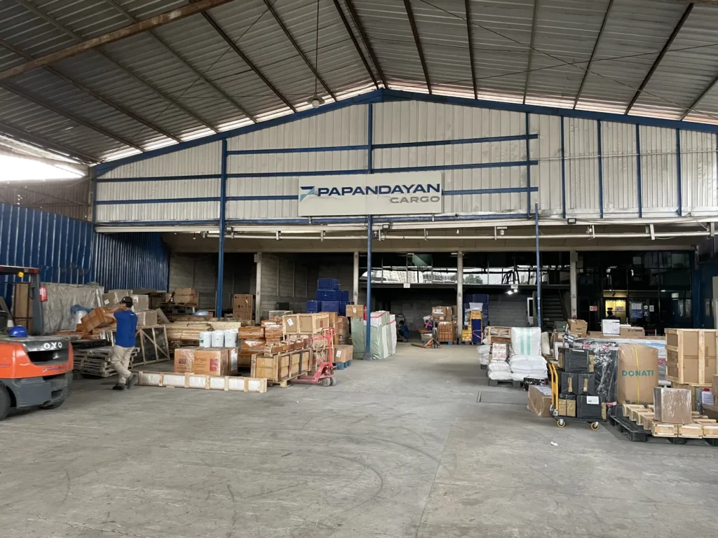 Penyimpanan barang di gudang Papandayan Cargo dengan berbagai jenis cargo yang ditata sebelum masuk proses pengiriman